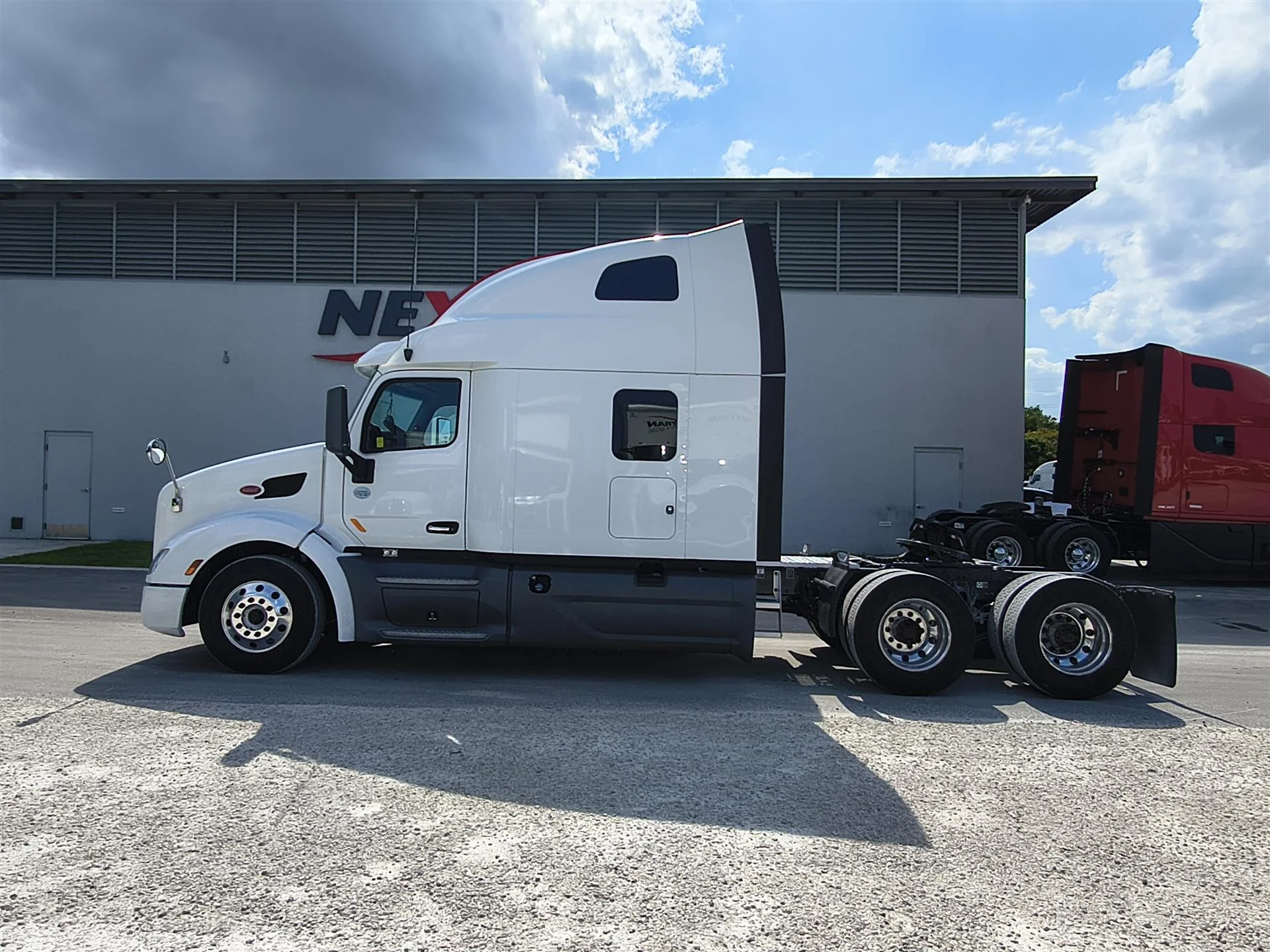 2020 Peterbilt 579 in Fort Lauderdale, FL — photo 8