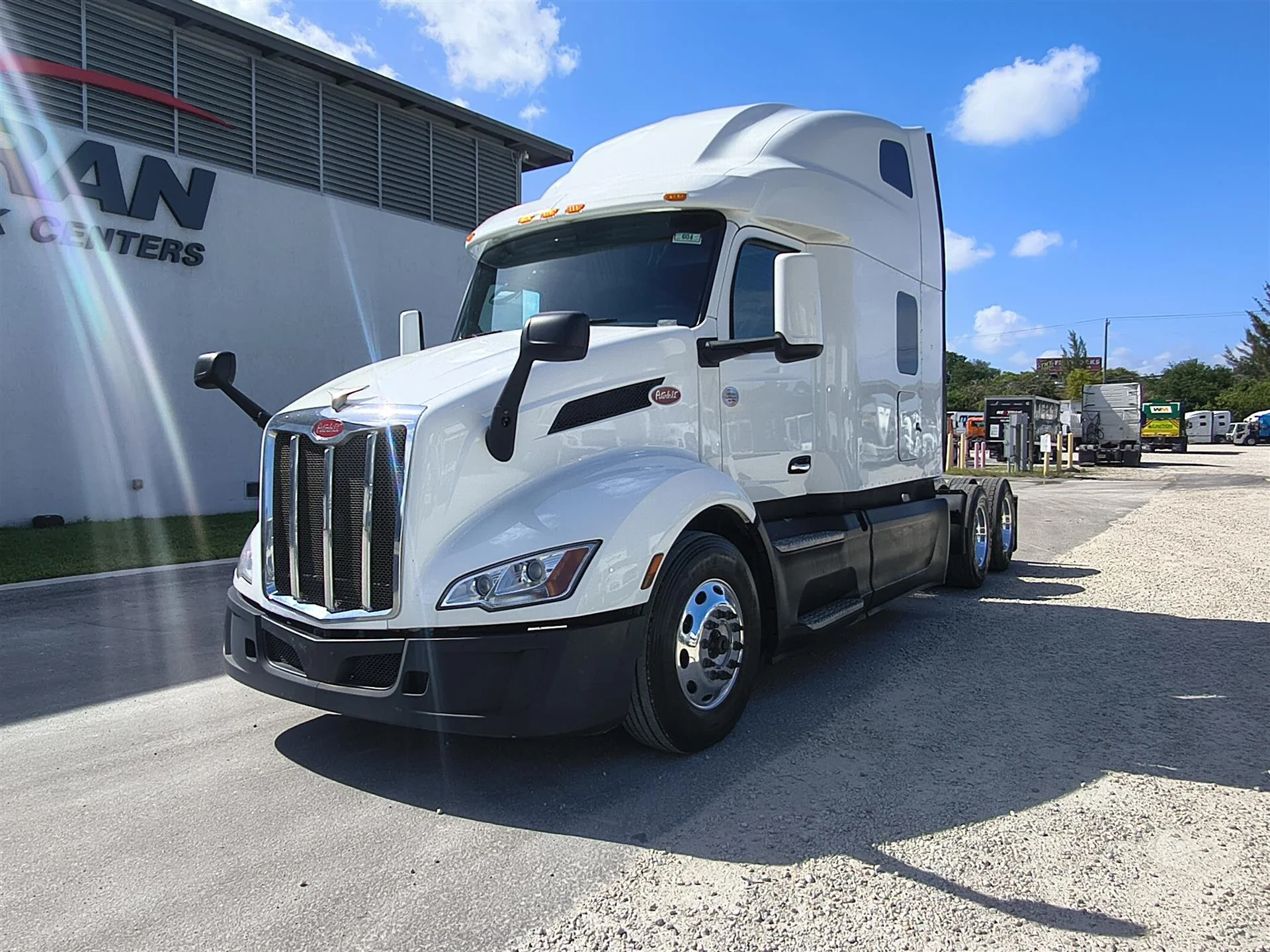 2020 Peterbilt 579 in Fort Lauderdale, FL — photo 2