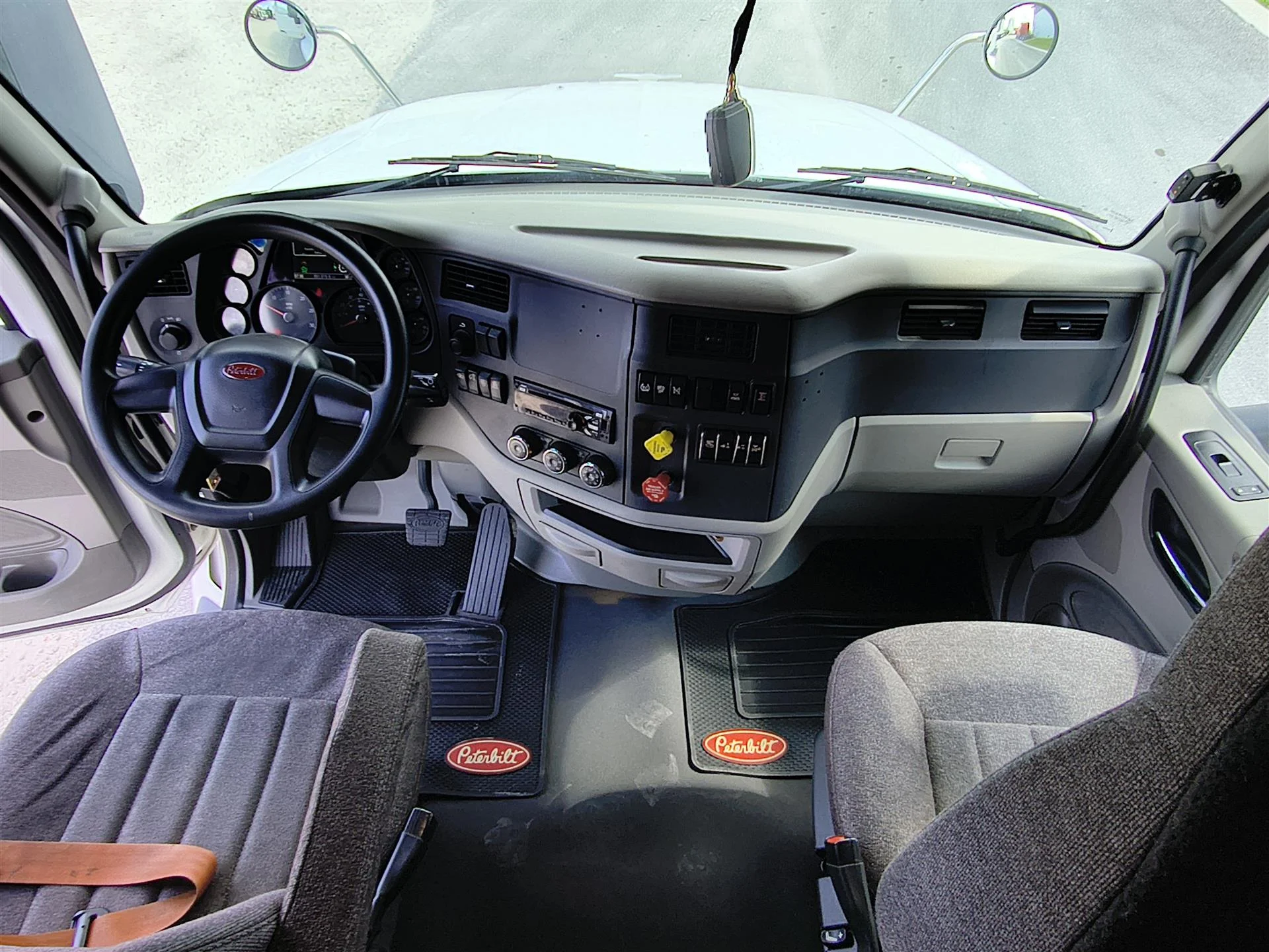 2020 Peterbilt 579 in Fort Lauderdale, FL — photo 10