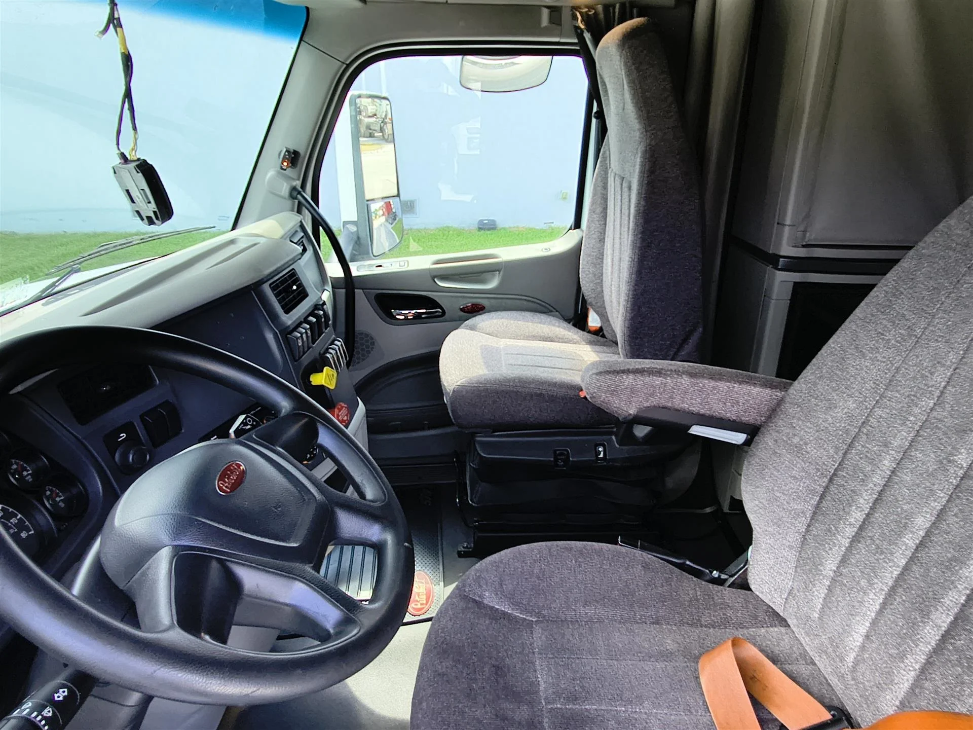 2020 Peterbilt 579 in Fort Lauderdale, FL — photo 9