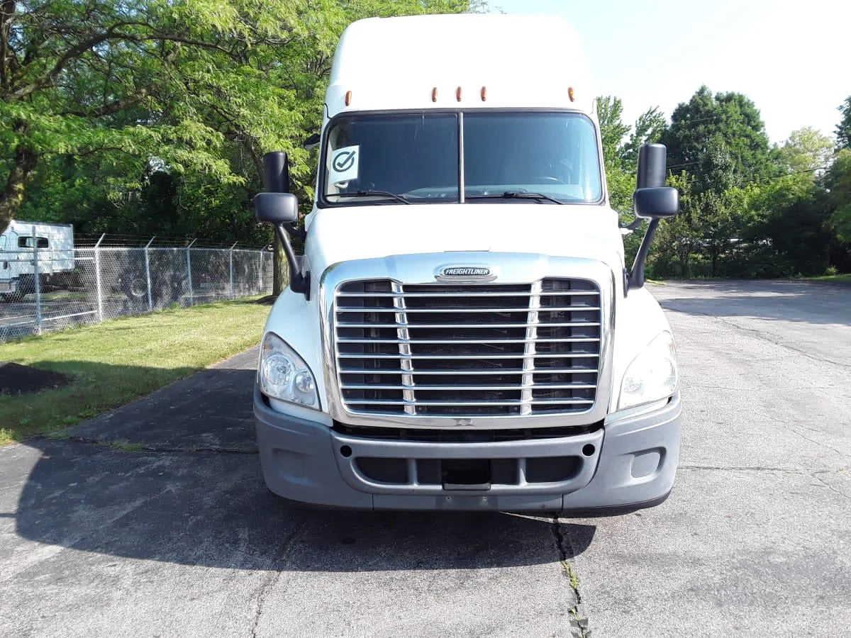 2020 Freightliner Cascadia in Hilliard, OH — photo 2