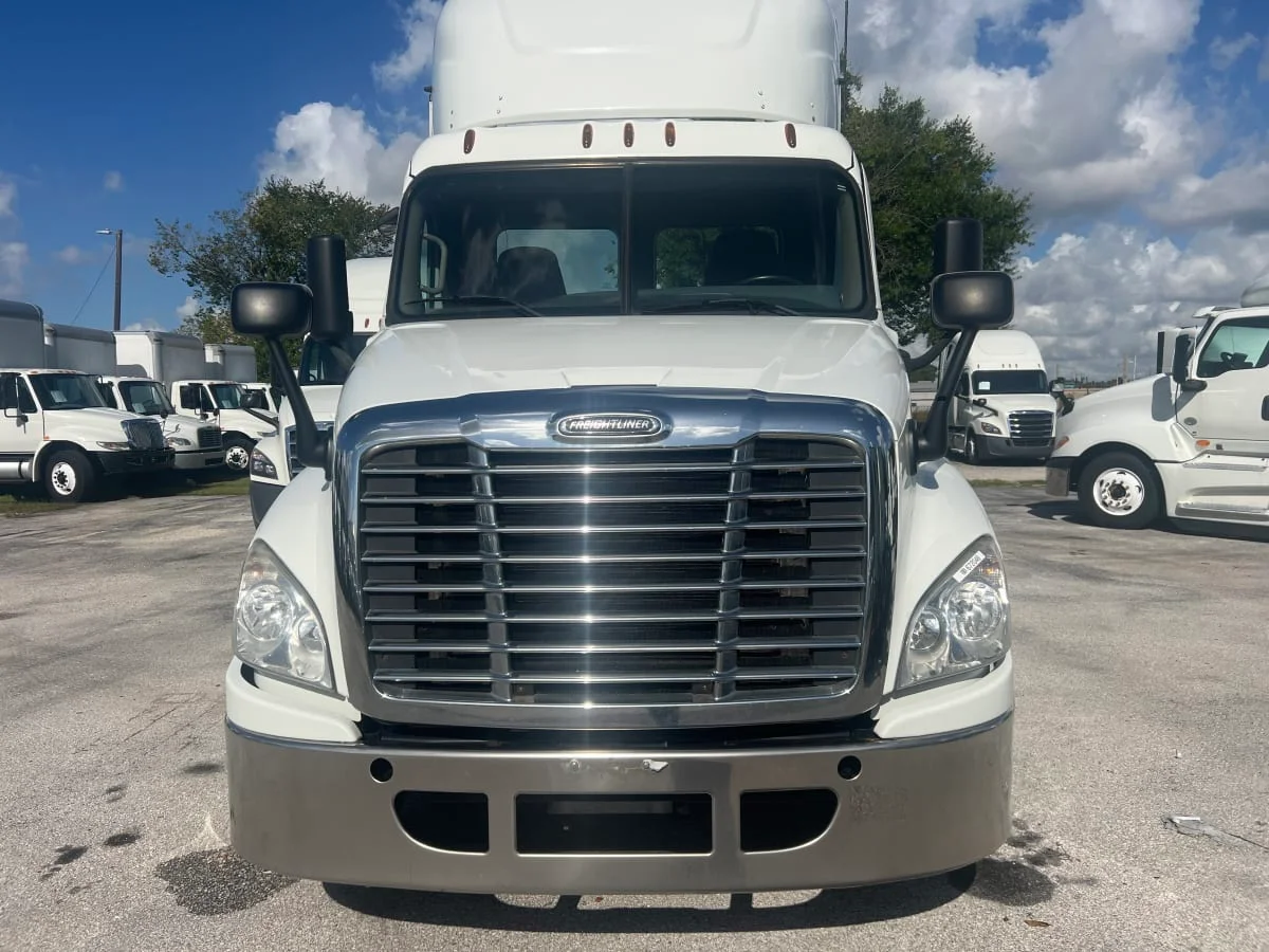 2017 Freightliner Cascadia - image 2