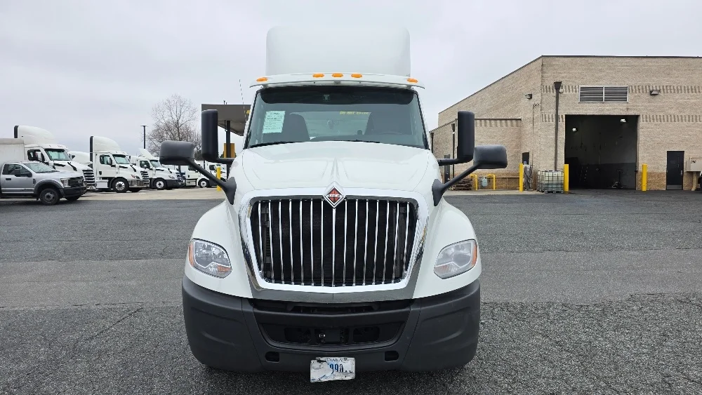 2019 International LT - image 2