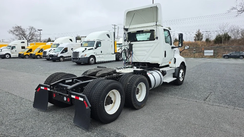 2019 International LT - image 7