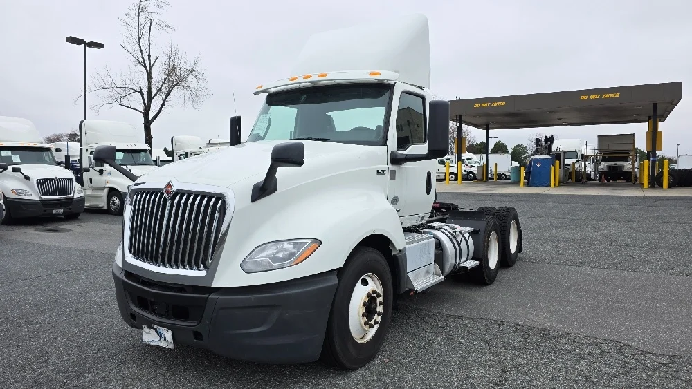 2019 International LT - image 3