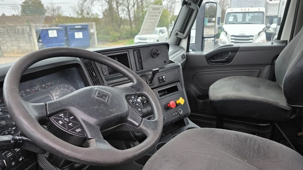2019 International LT - image 10