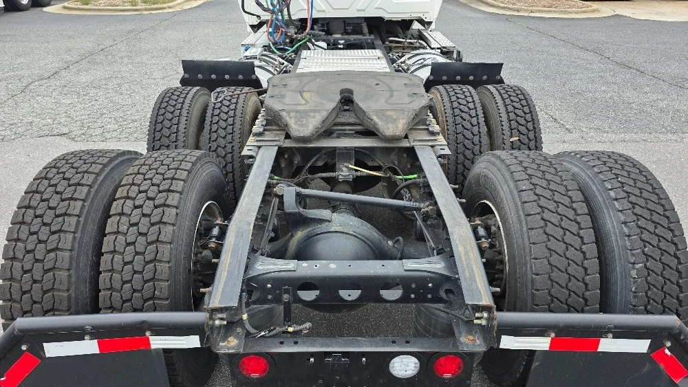 2019 International LT - image 6