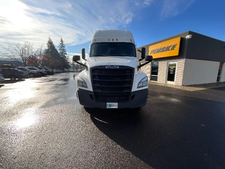 2020 Freightliner Cascadia - image 2