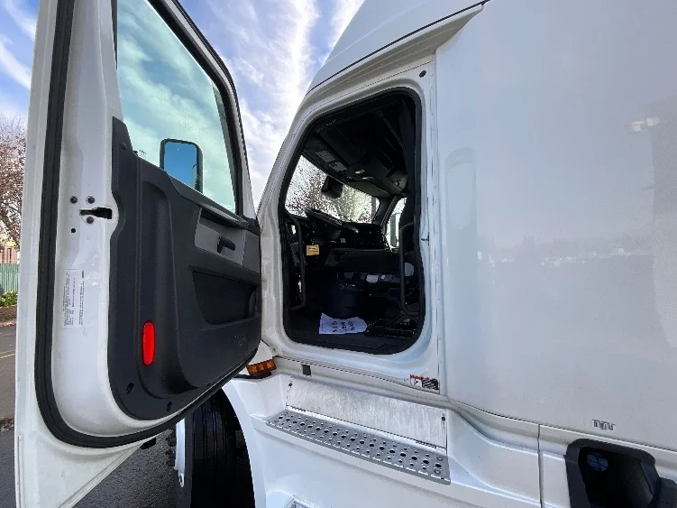 2020 Freightliner Cascadia - image 9