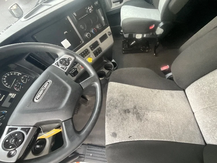 2020 Freightliner Cascadia - image 10