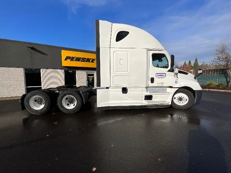 2020 Freightliner Cascadia - image 8