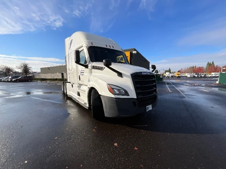 2020 Freightliner Cascadia in Clackamas, OR