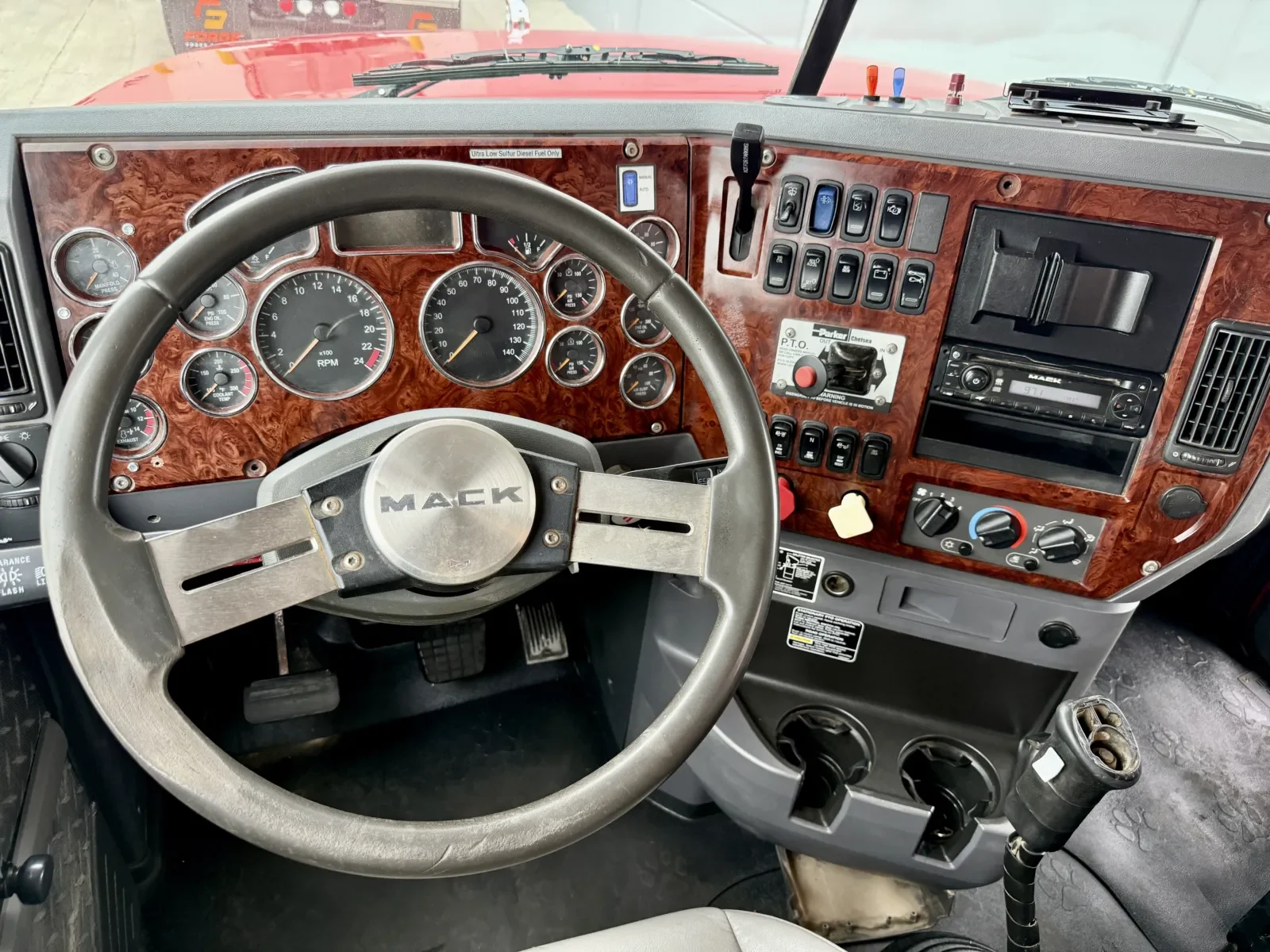 2013 Mack Pinnacle in New Lenox, IL — photo 16