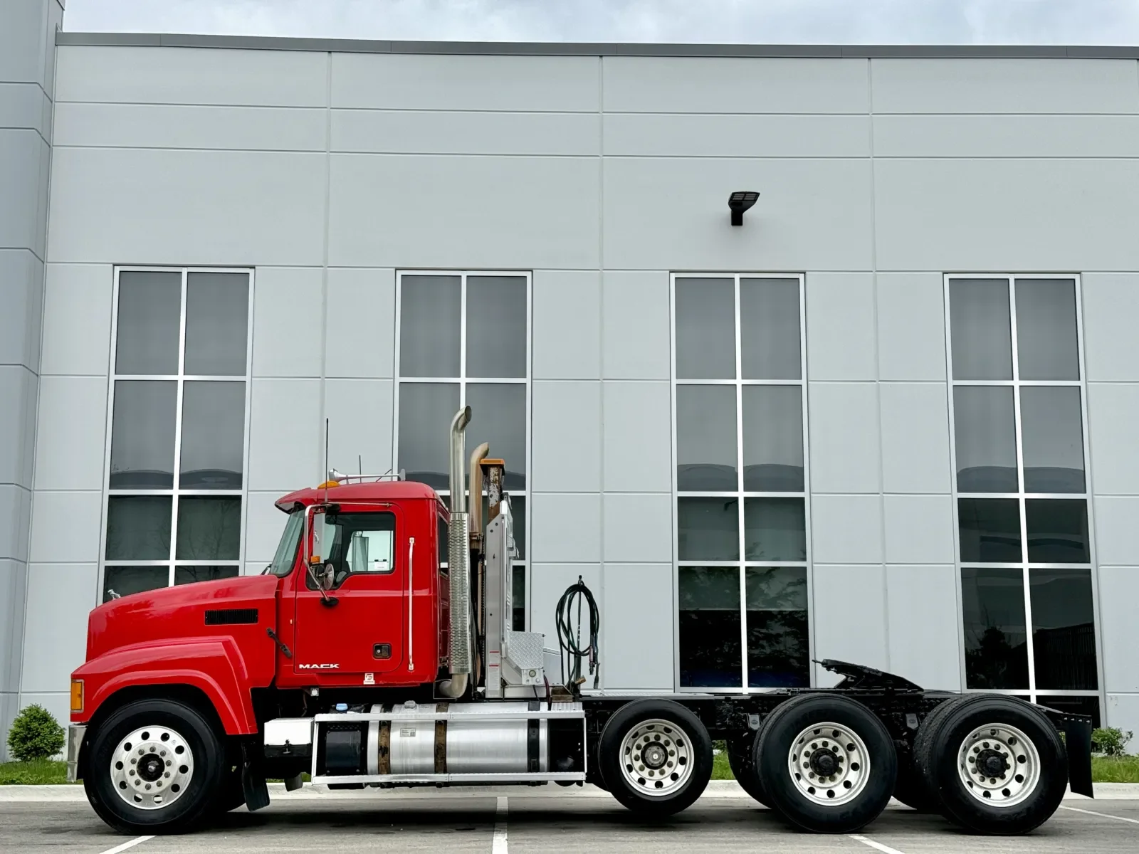 2013 Mack Pinnacle in New Lenox, IL — photo 4