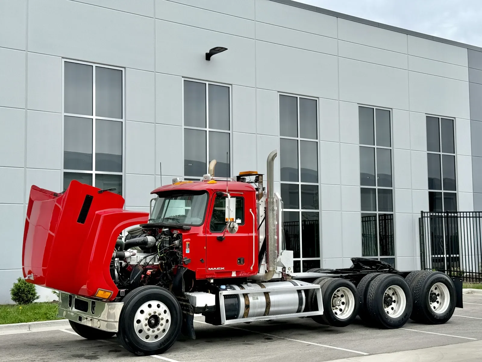 2013 Mack Pinnacle in New Lenox, IL — photo 10