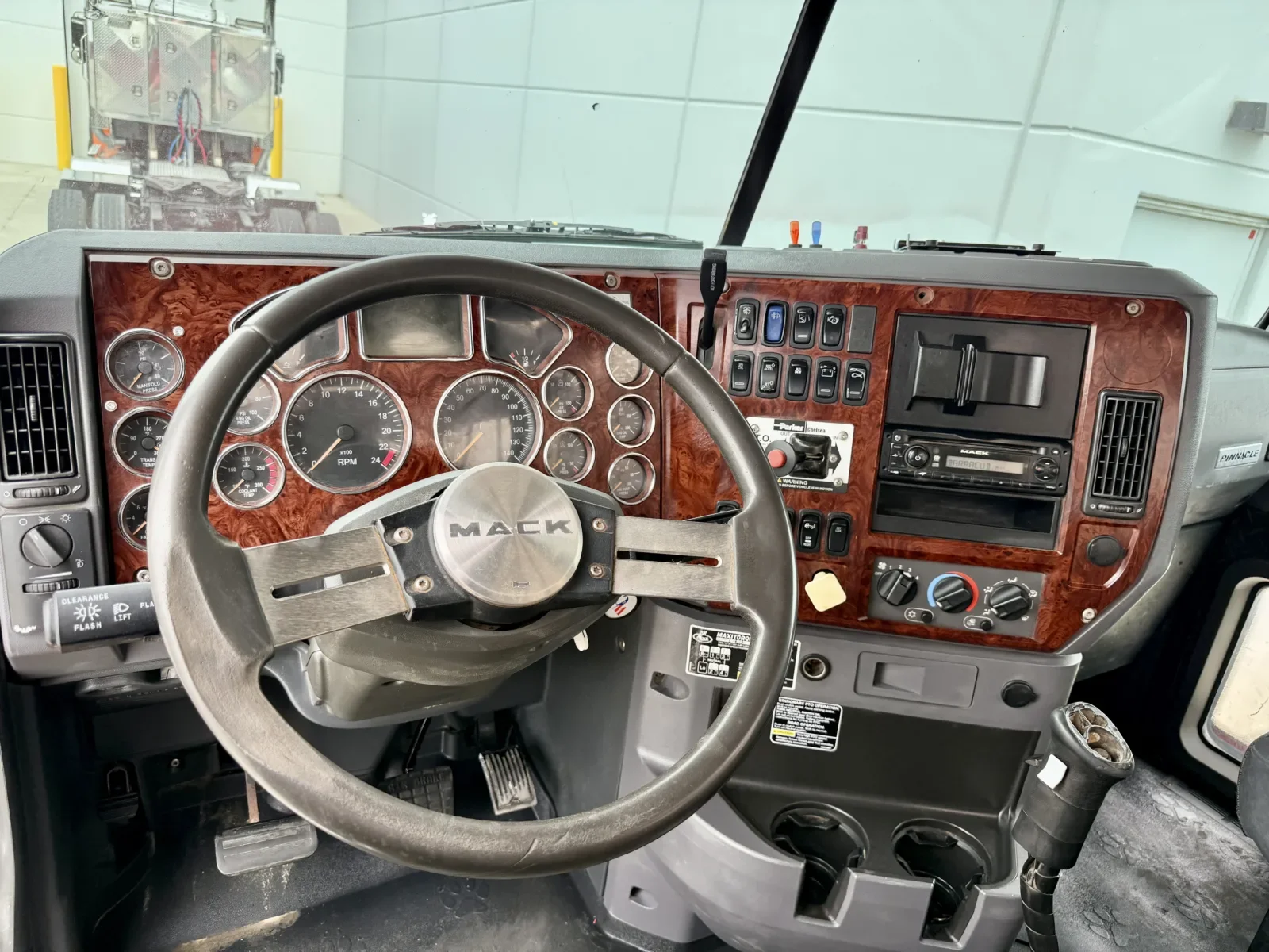 2013 Mack Pinnacle in New Lenox, IL — photo 15