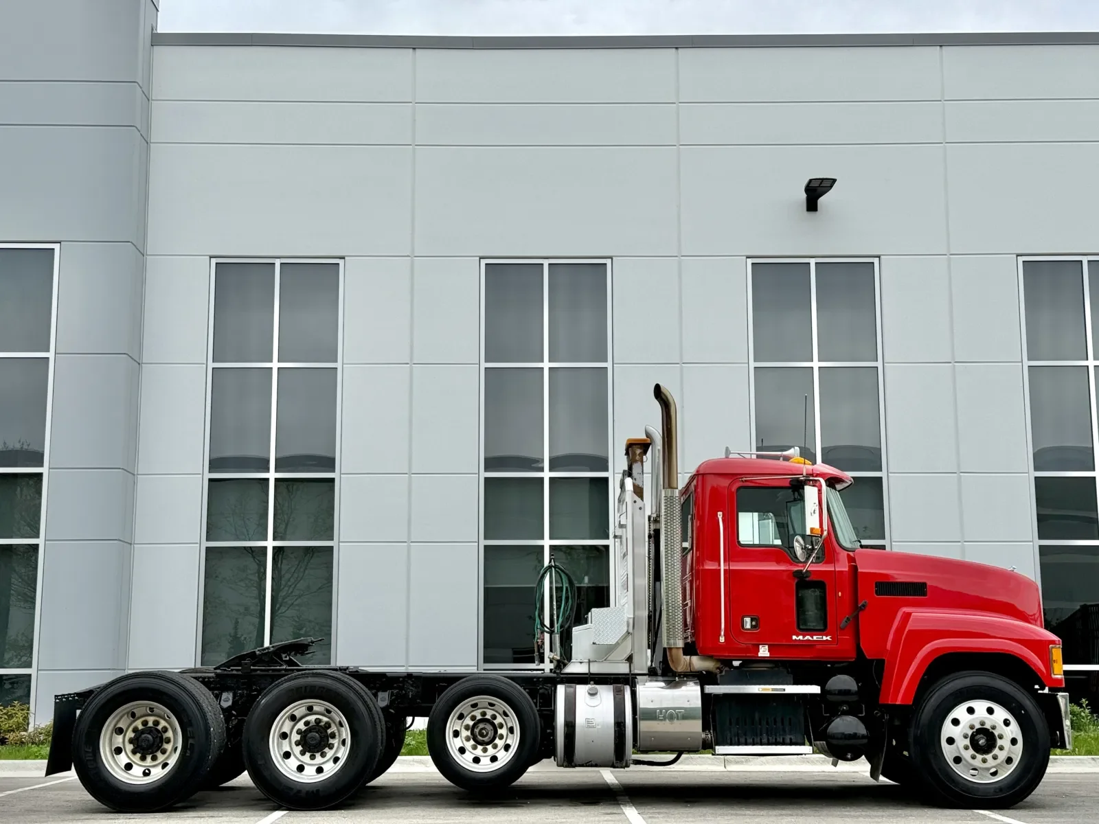 2013 Mack Pinnacle in New Lenox, IL — photo 3