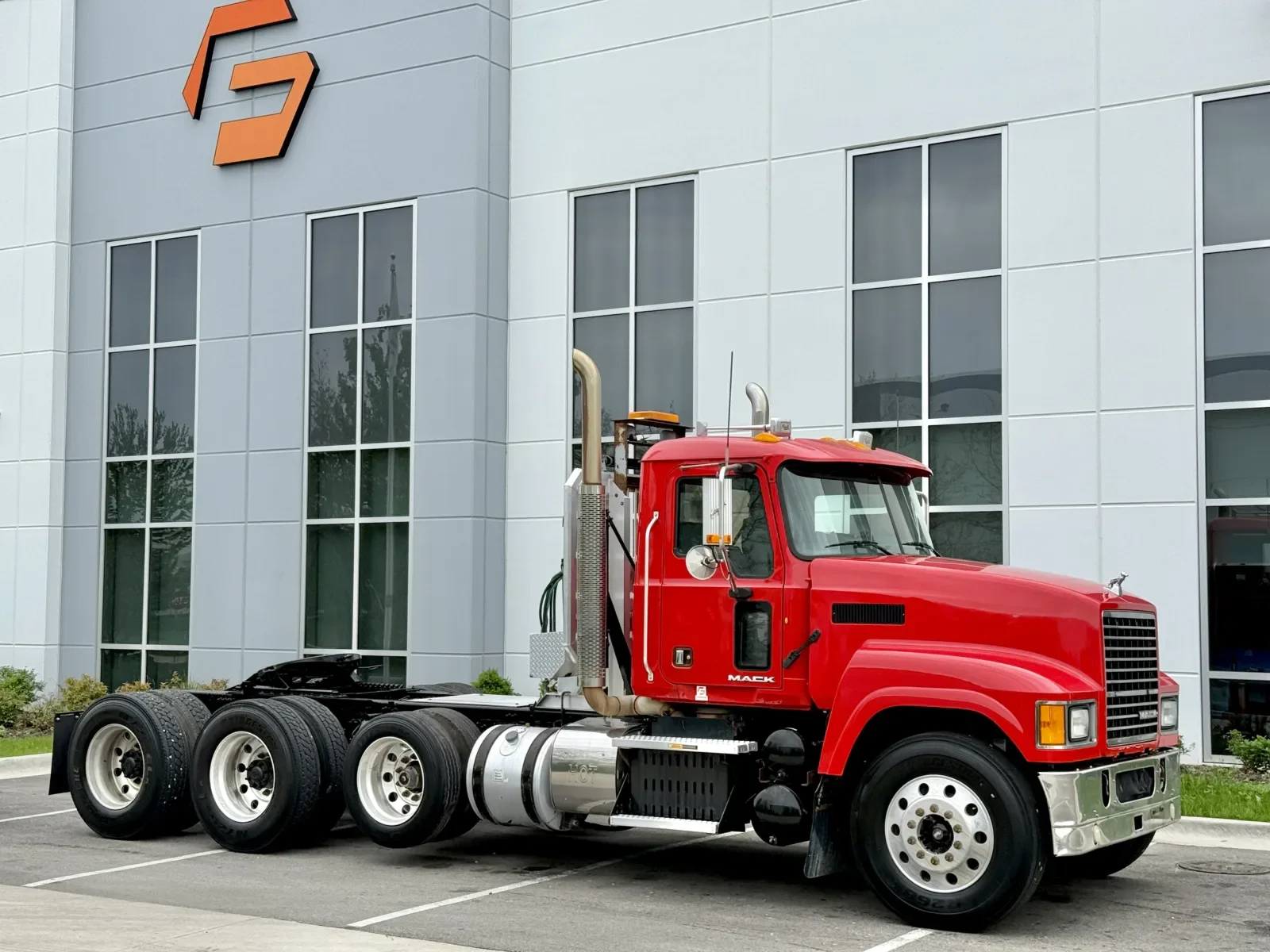 2013 Mack Pinnacle in New Lenox, IL — photo 2