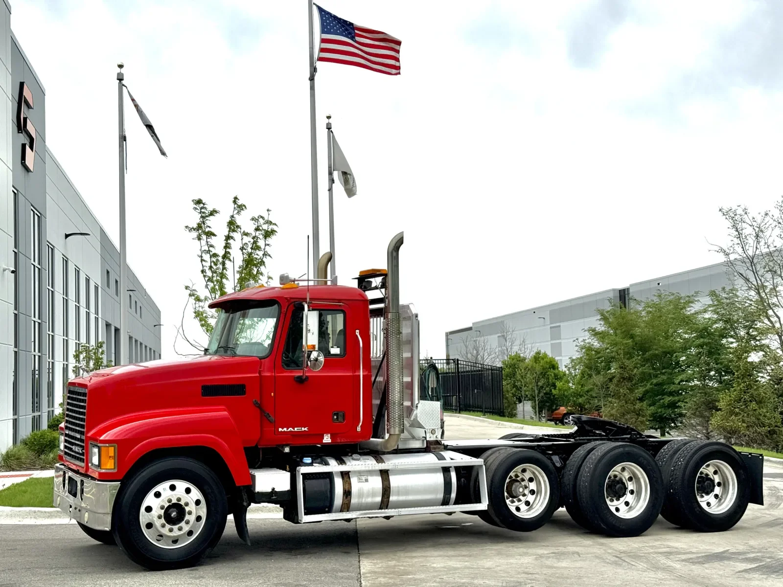 2013 Mack Pinnacle in New Lenox, IL
