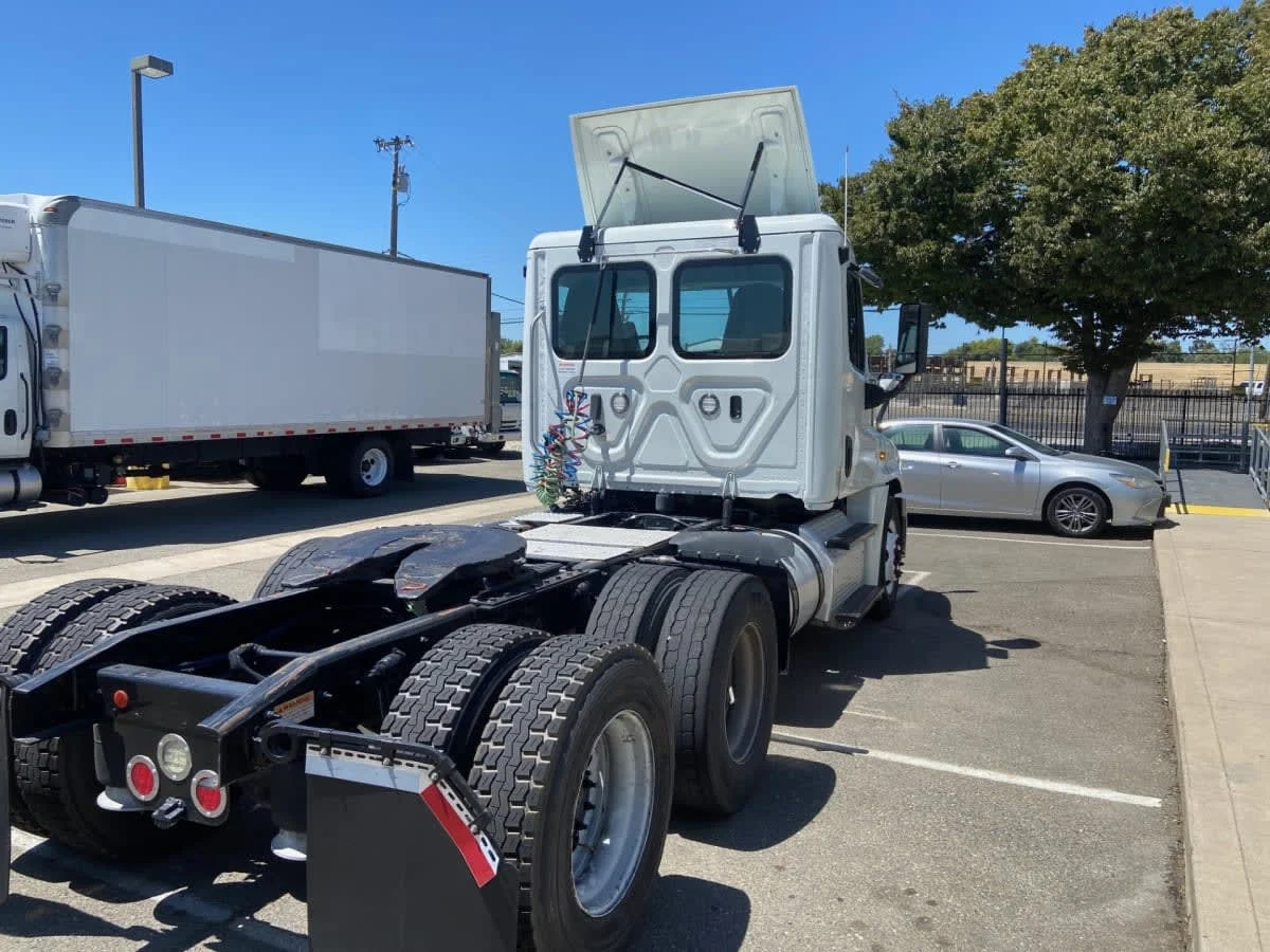 2019 Freightliner Cascadia in West Sacramento, CA — photo 4