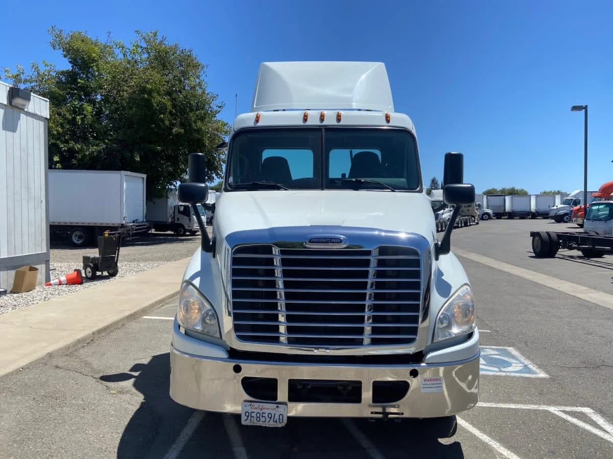 2019 Freightliner Cascadia in West Sacramento, CA — photo 2