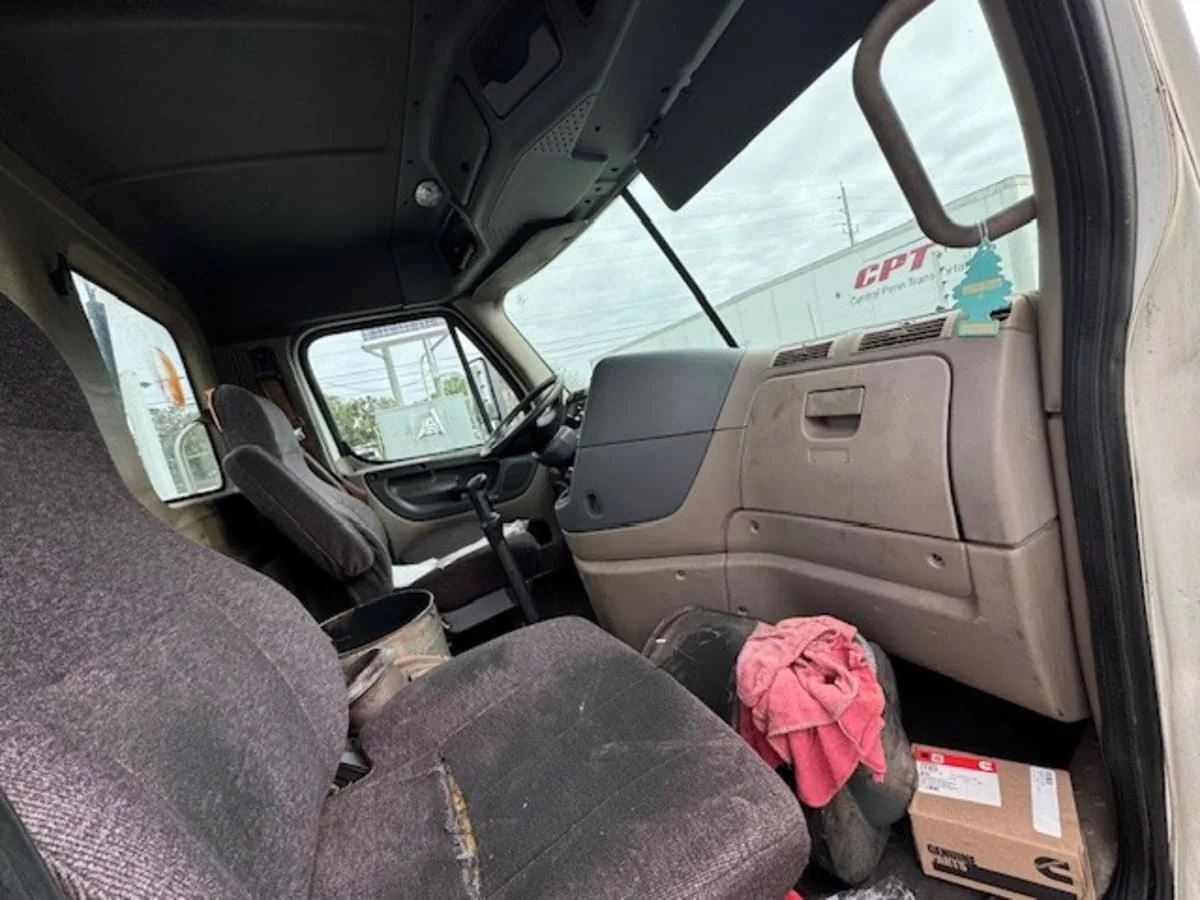 2012 Freightliner Cascadia - image 8