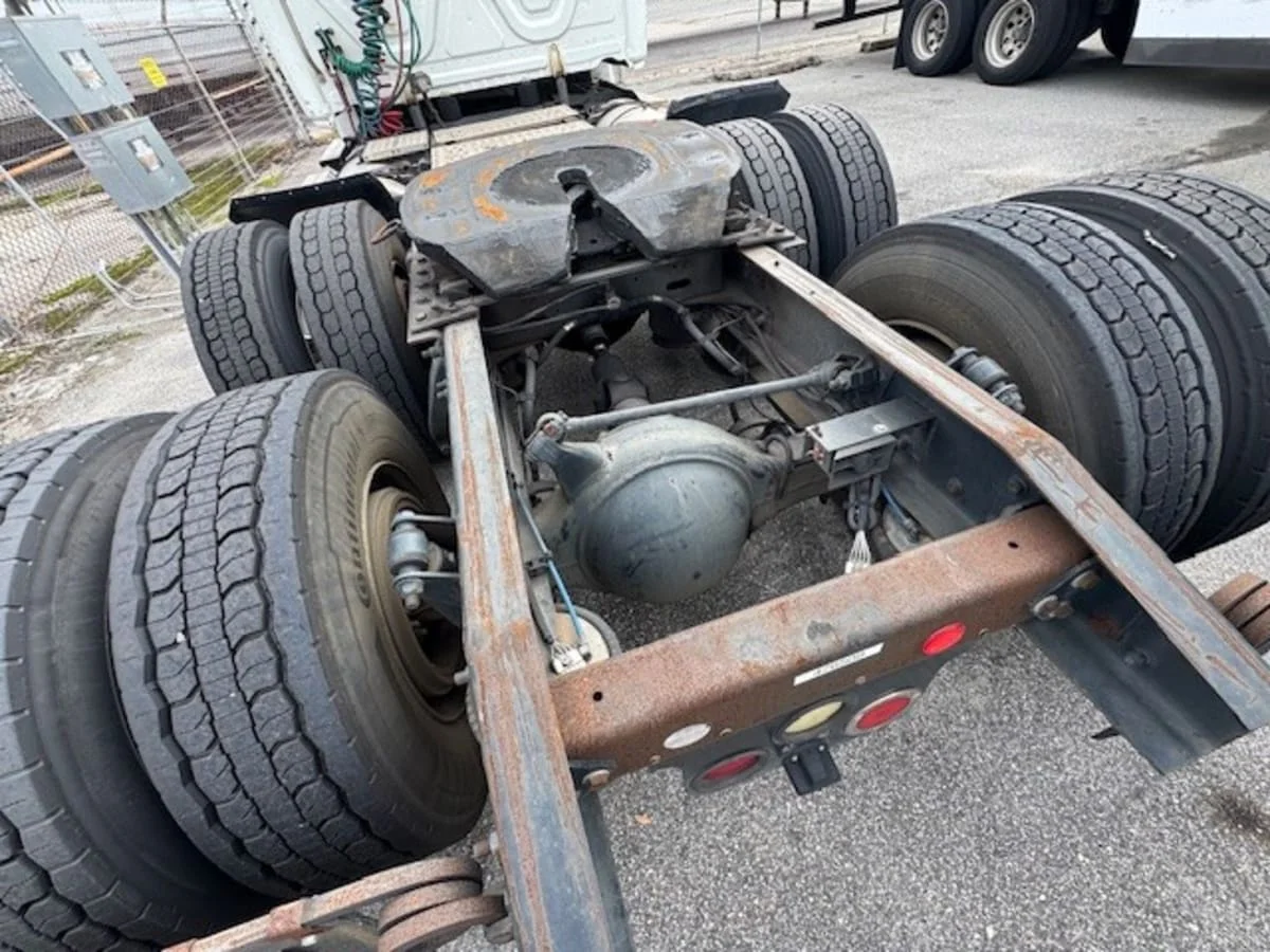 2012 Freightliner Cascadia - image 6