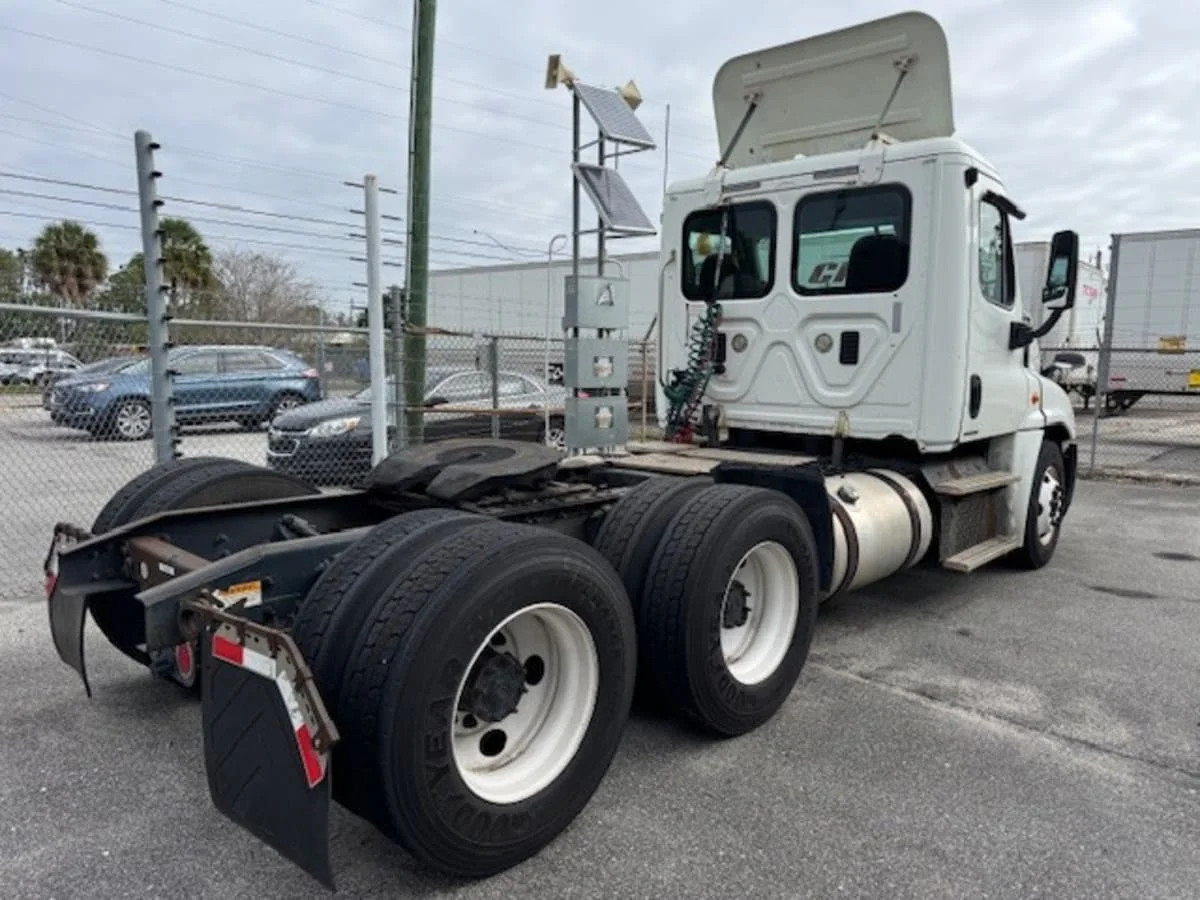 2012 Freightliner Cascadia - image 4