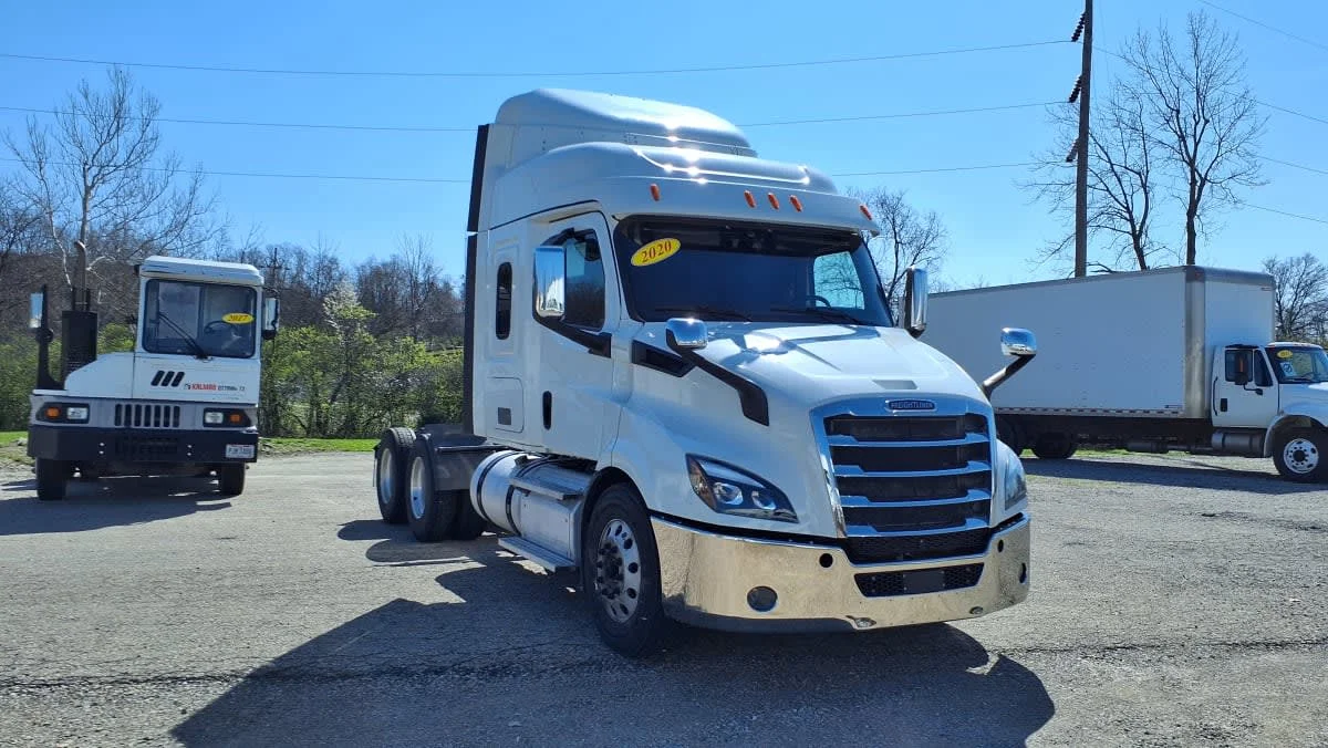 2020 Freightliner Cascadia - image 3