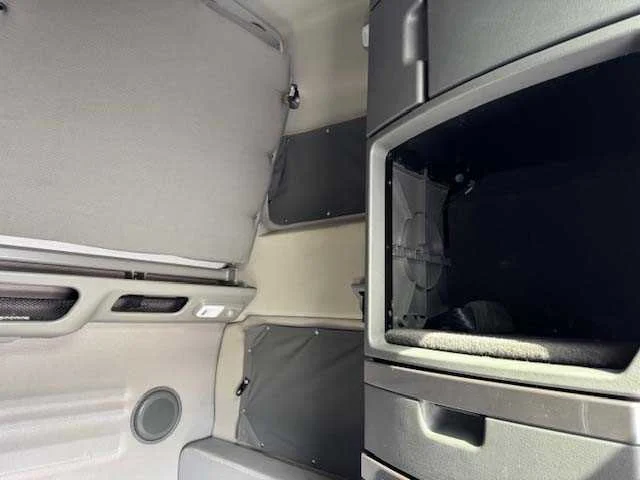2023 Volvo VNL 860 - image 23