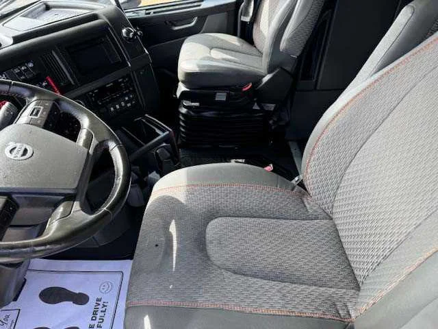 2023 Volvo VNL 860 - image 14