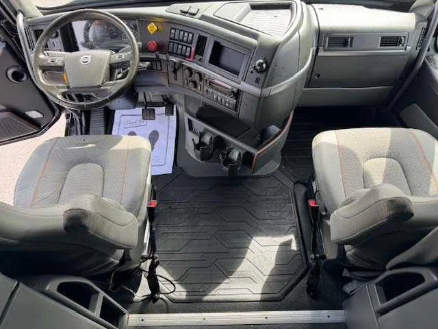 2023 Volvo VNL 860 - image 19