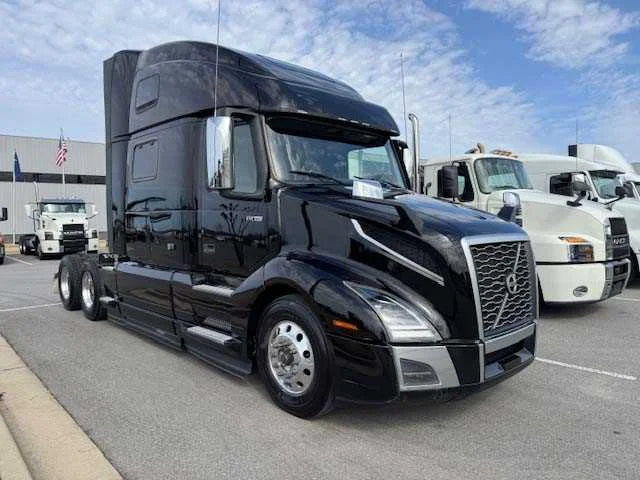 2023 Volvo VNL 860 - image 9