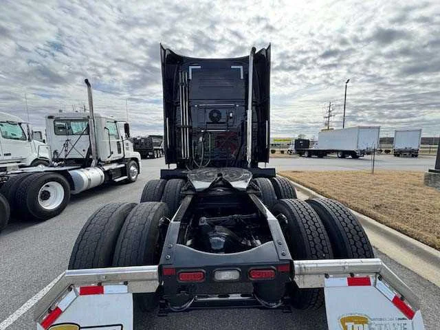 2023 Volvo VNL 860 - image 5