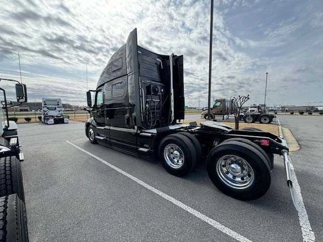 2023 Volvo VNL 860 - image 3