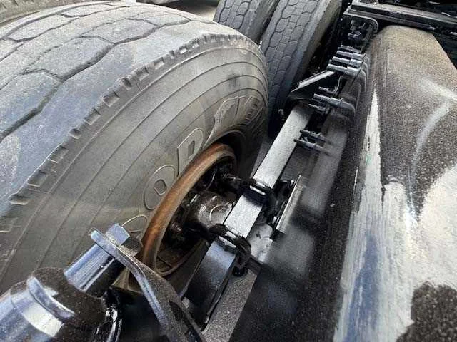 2023 Volvo VNL 860 - image 4