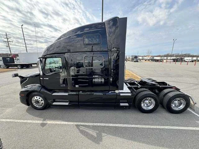 2023 Volvo VNL 860 - image 2