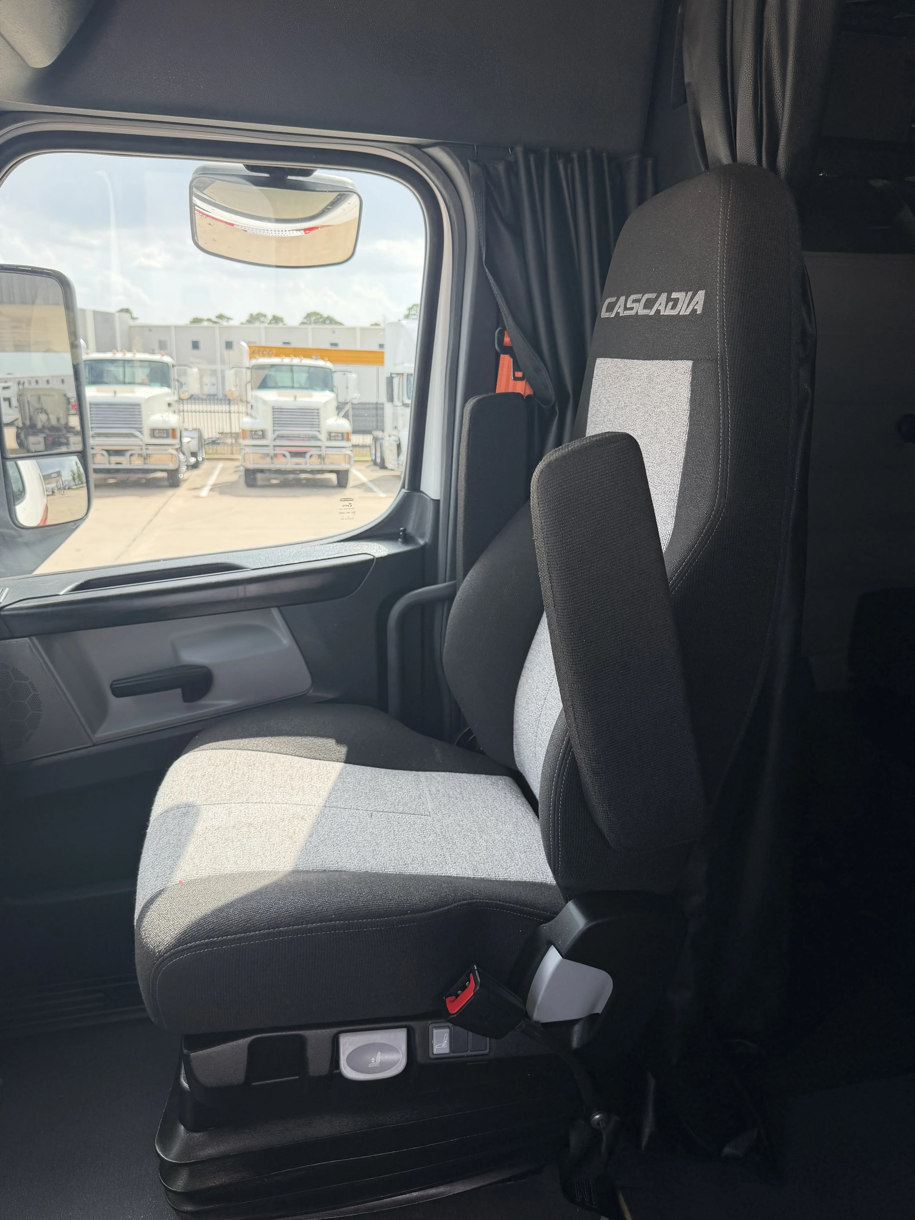 2023 Freightliner Cascadia in Houston, TX — photo 10