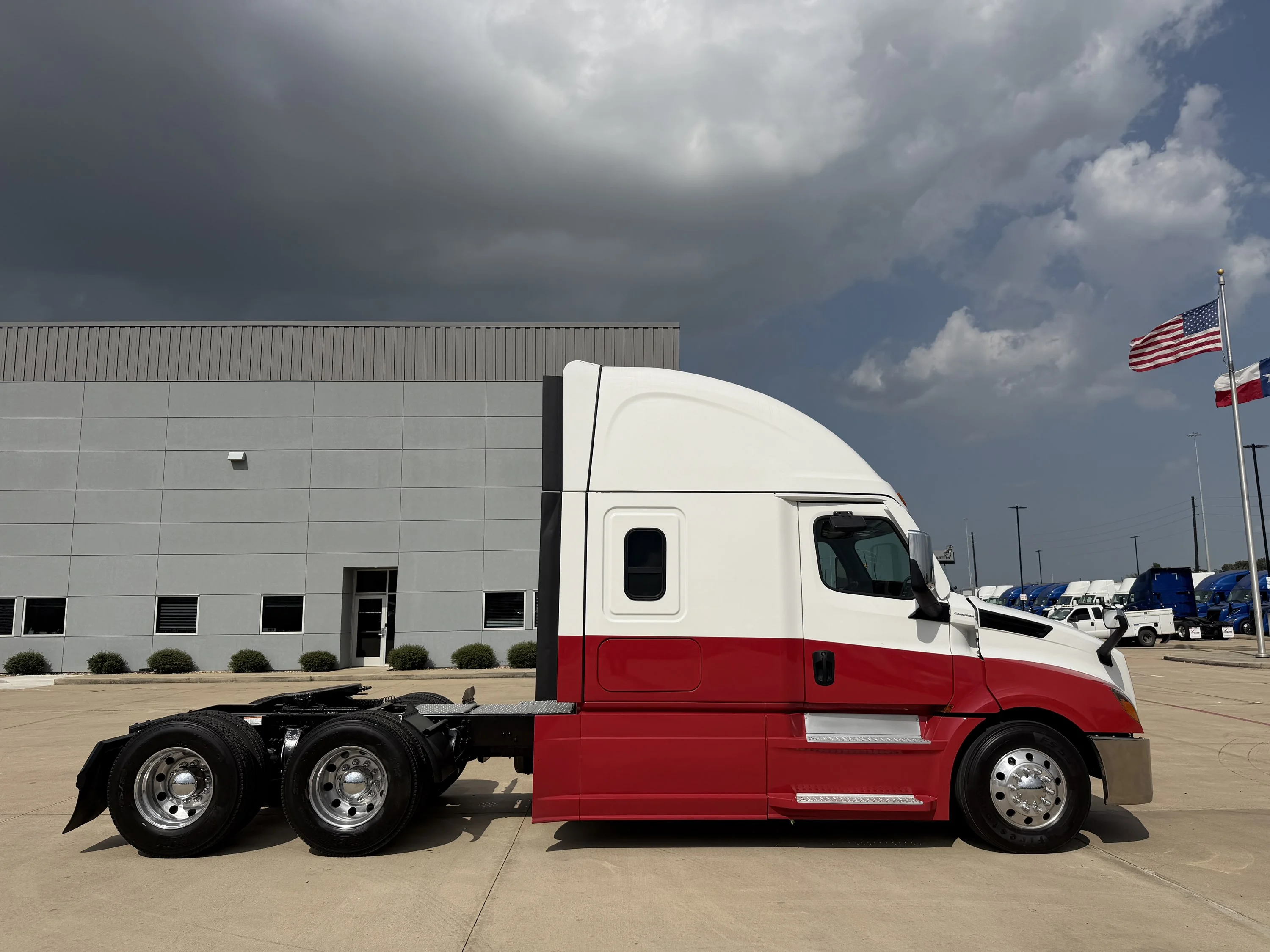 2023 Freightliner Cascadia in Houston, TX — photo 4