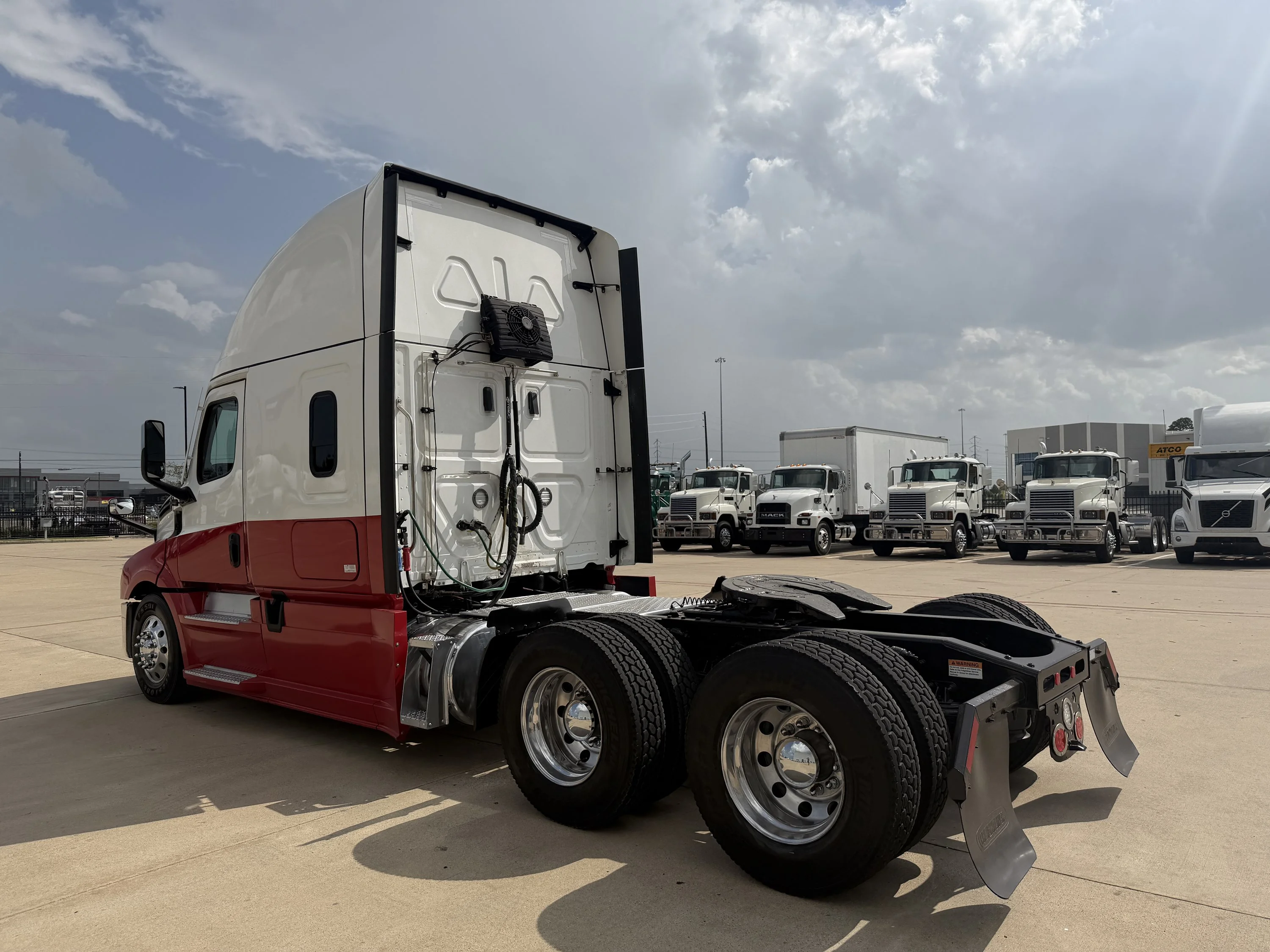 2023 Freightliner Cascadia in Houston, TX — photo 7