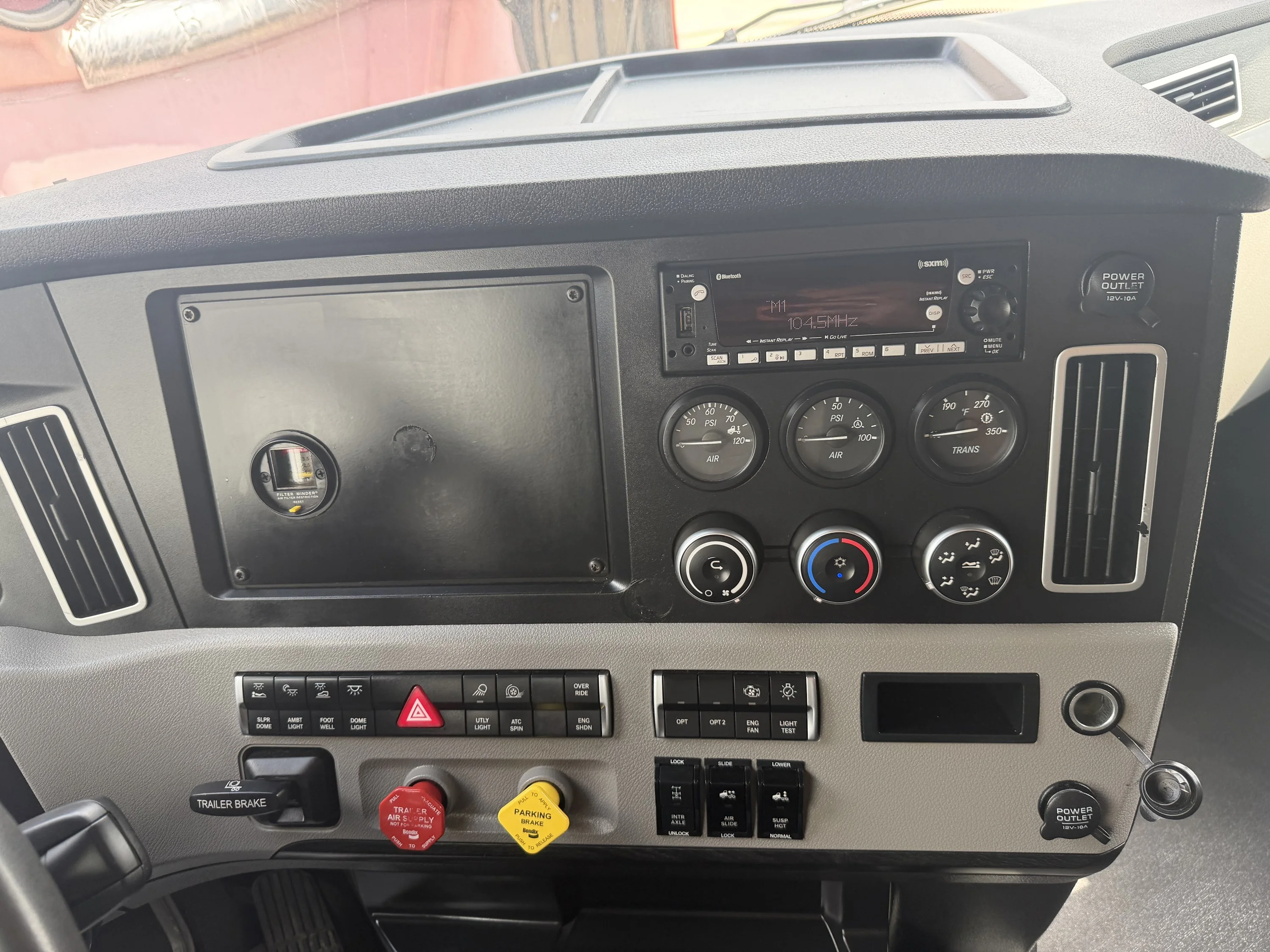 2023 Freightliner Cascadia in Houston, TX — photo 13