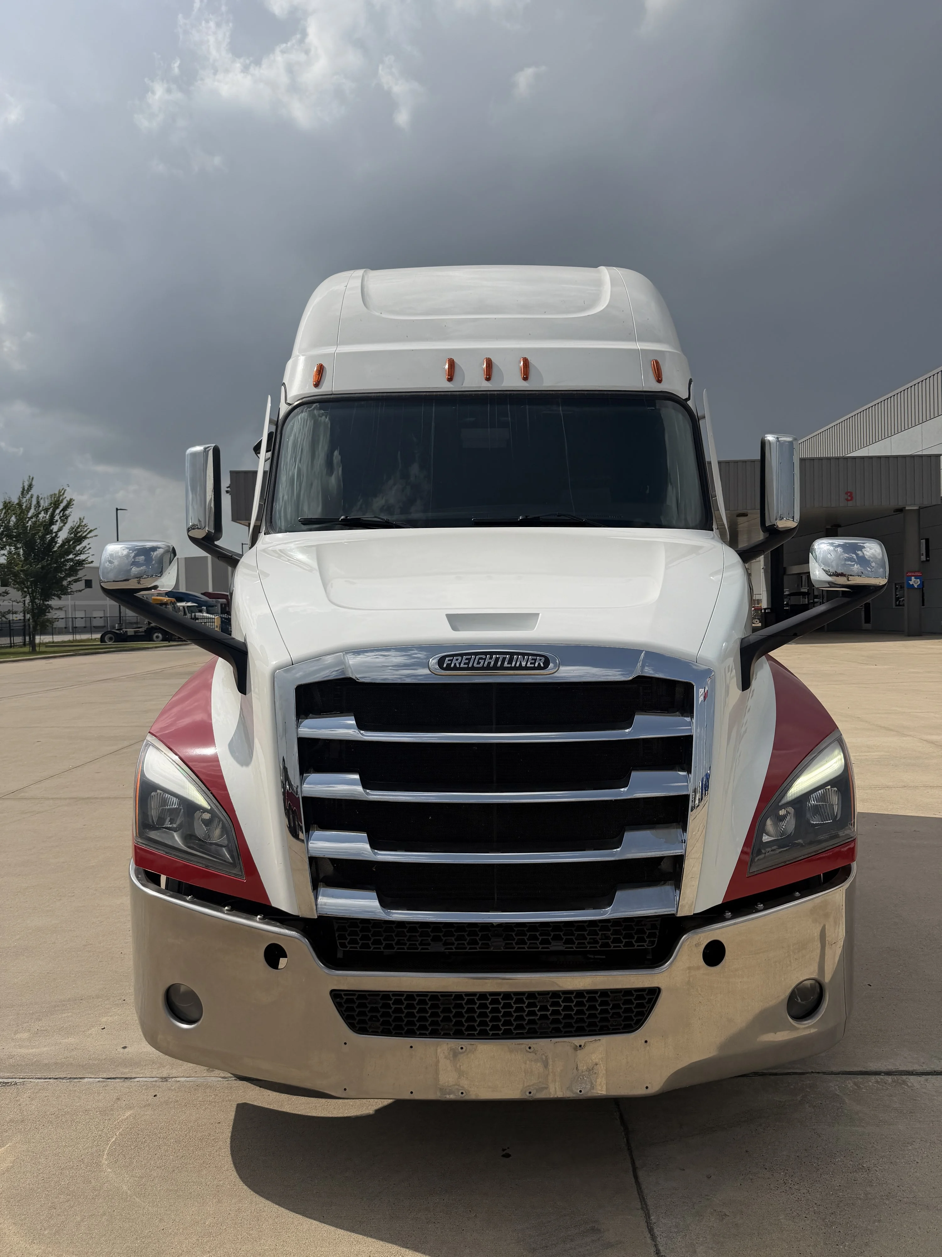 2023 Freightliner Cascadia in Houston, TX — photo 2