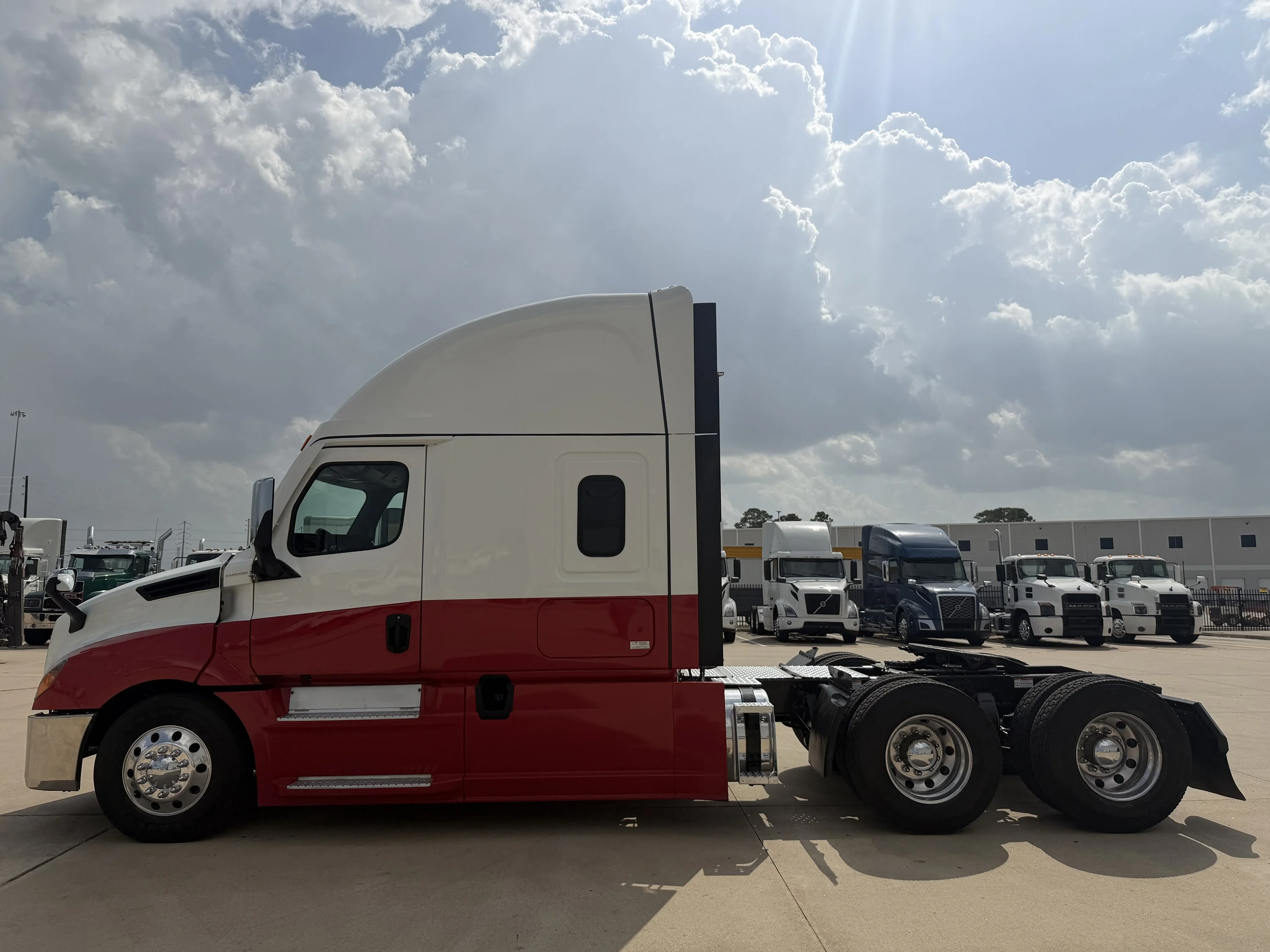 2023 Freightliner Cascadia in Houston, TX — photo 8