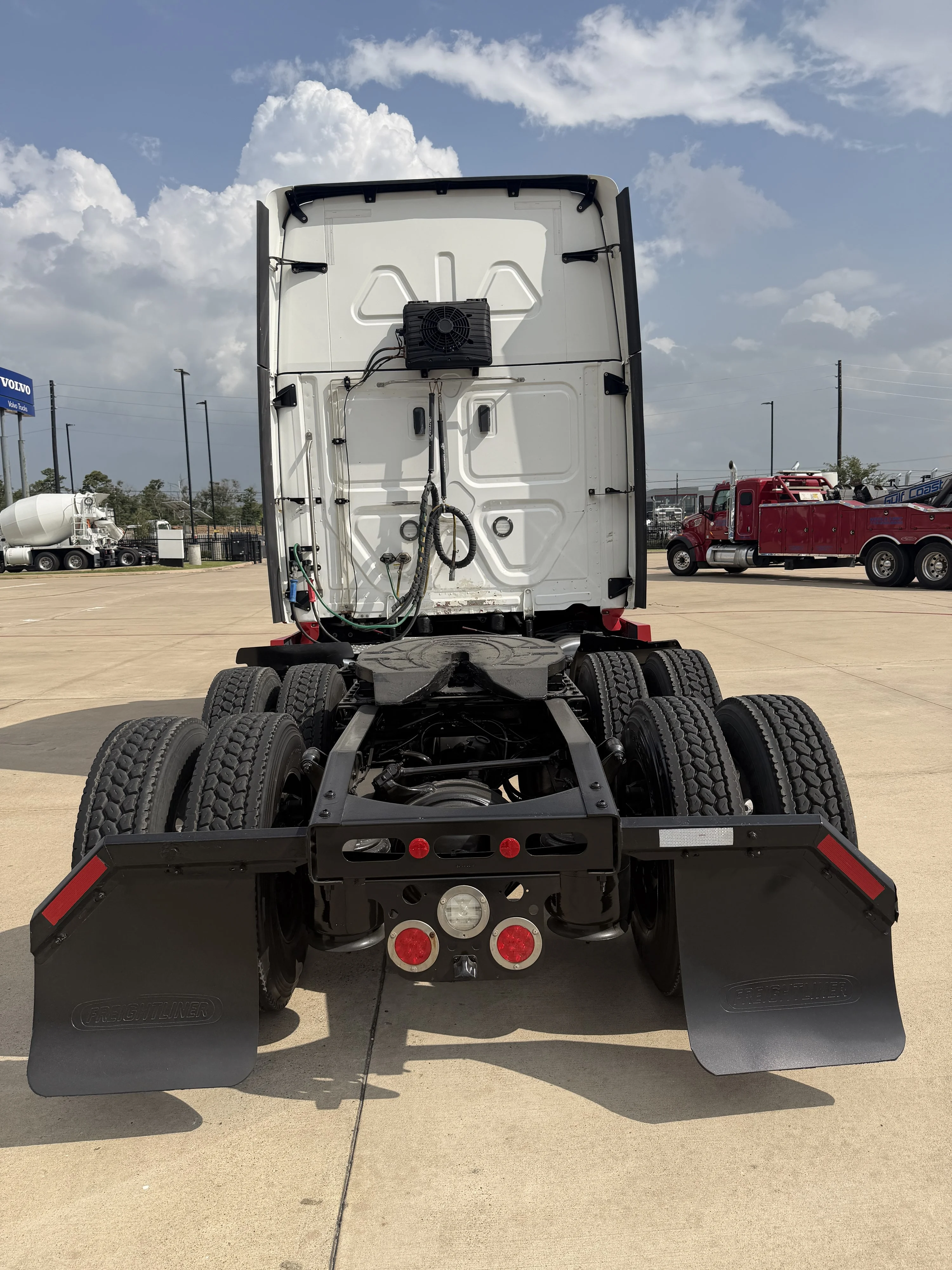 2023 Freightliner Cascadia in Houston, TX — photo 6
