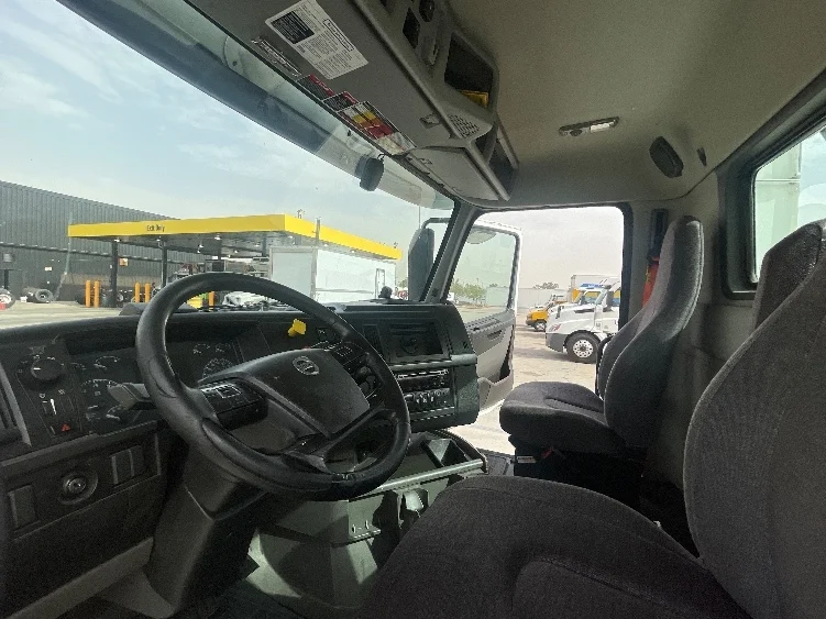 2020 Volvo VNR 640 in Phoenix, AZ — photo 10