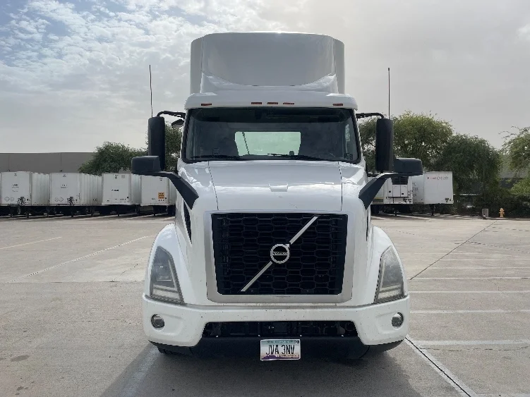 2020 Volvo VNR 640 in Phoenix, AZ — photo 2