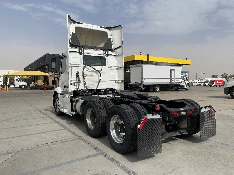 2020 Volvo VNR 640 in Phoenix, AZ — photo 5