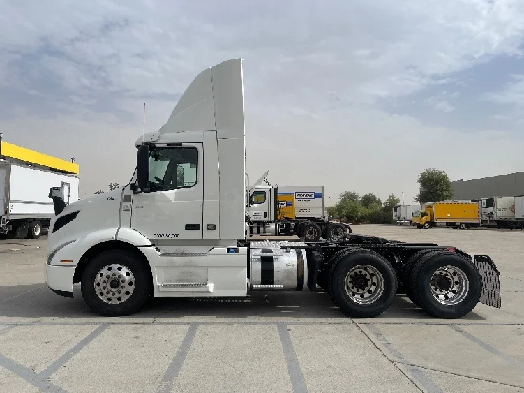 2020 Volvo VNR 640 in Phoenix, AZ — photo 4