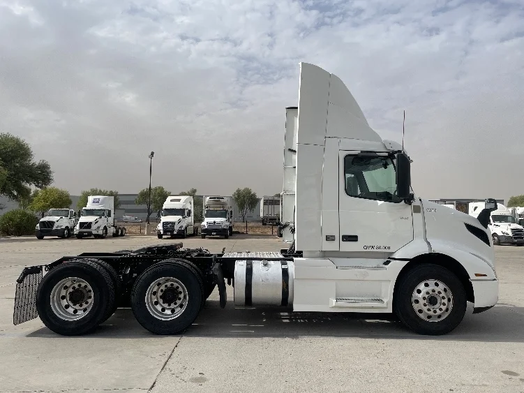 2020 Volvo VNR 640 in Phoenix, AZ — photo 8