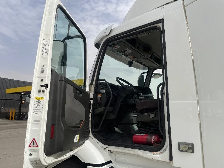 2020 Volvo VNR 640 in Phoenix, AZ — photo 9